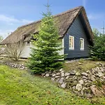 Authentic Thatched With Enclosed Garden Near