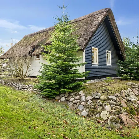 Authentic Thatched With Enclosed Garden Near